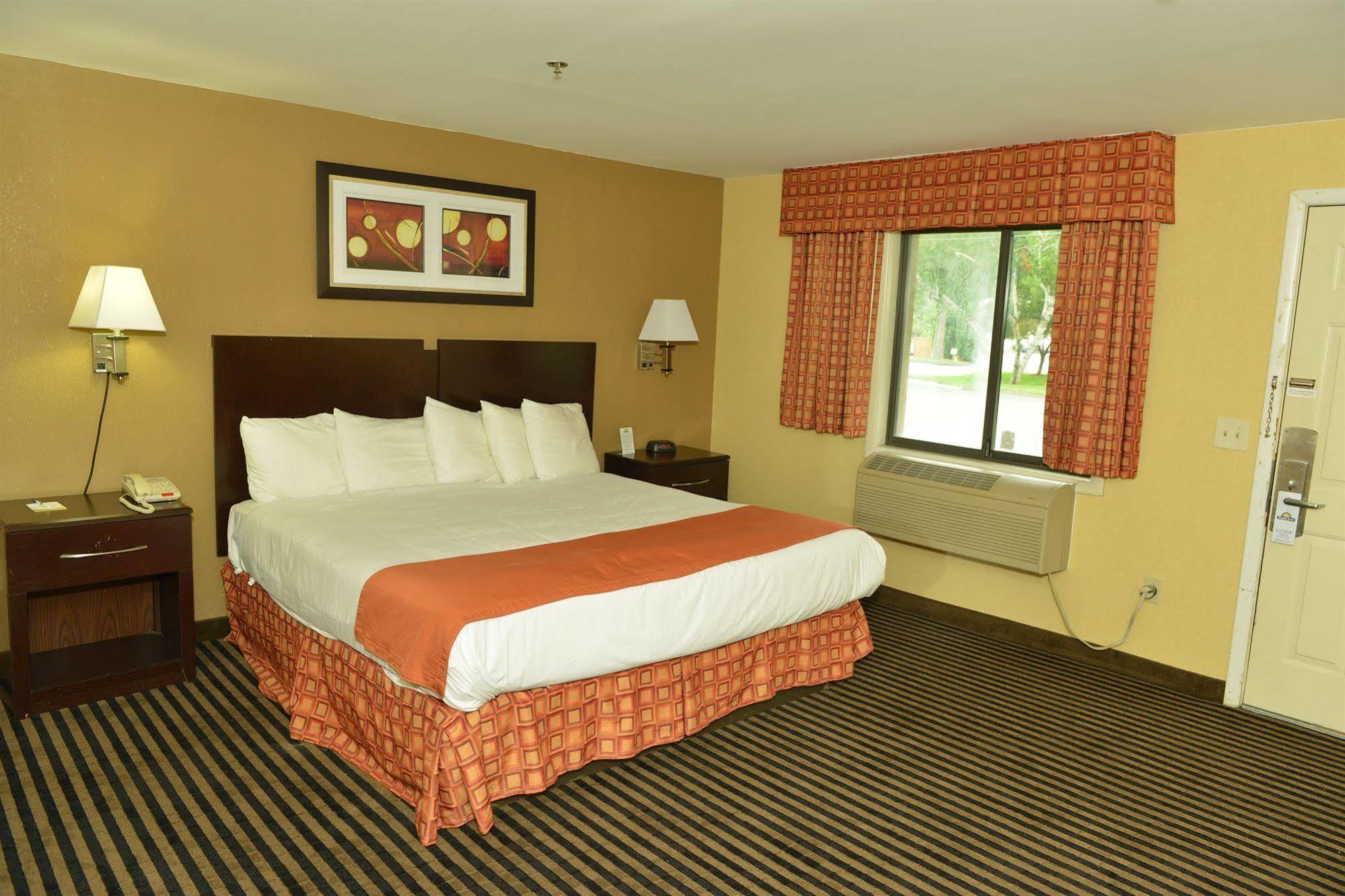 Whitney Inn & Suites Hamden Exteriör bild